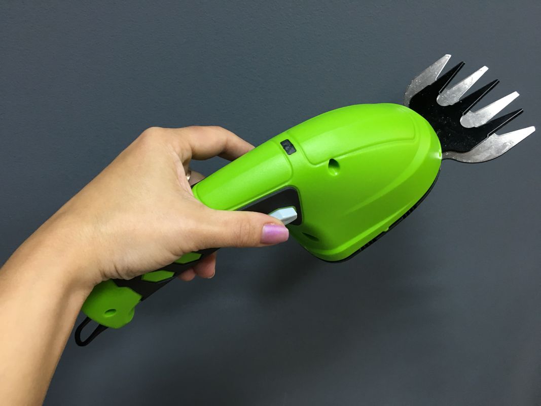 Садовые ножницы-кусторез аккумуляторные Greenworks 3,6V со встроенным аккумулятором на 2 A*ч с ручкой-удлинителем