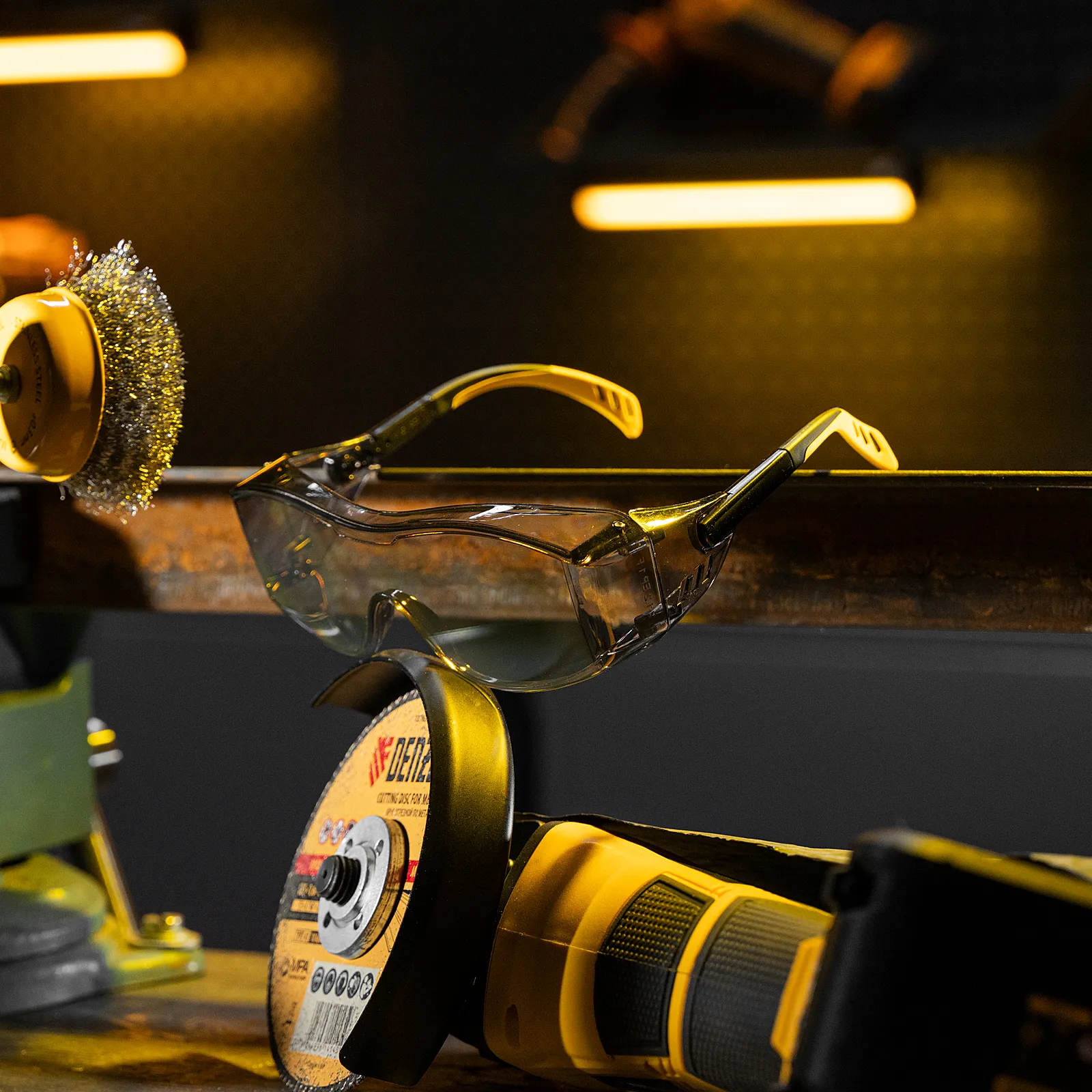 Очки защитные открытые, поликарбонатные, увеличенная дымчатая линза, регулируемые дужки